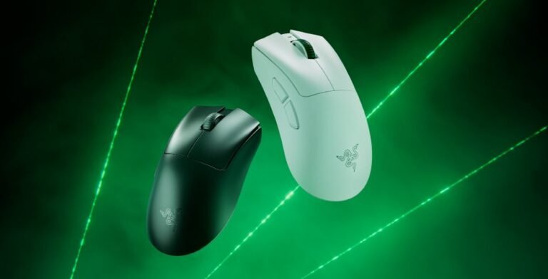Razer DeathAdder V4 Pro nelle versioni nera e bianca viste di tre quarti su sfondo verde, con la rotella e i due tasti laterali in evidenza