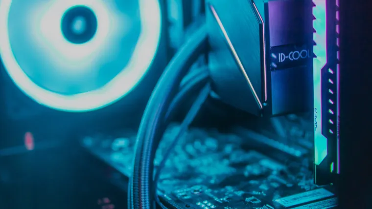 Ventola RGB e scheda madre di un PC gaming, foto di repertorio