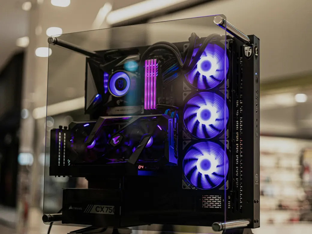 Case PC gaming assemblato con ventole RGB, foto di repertorio